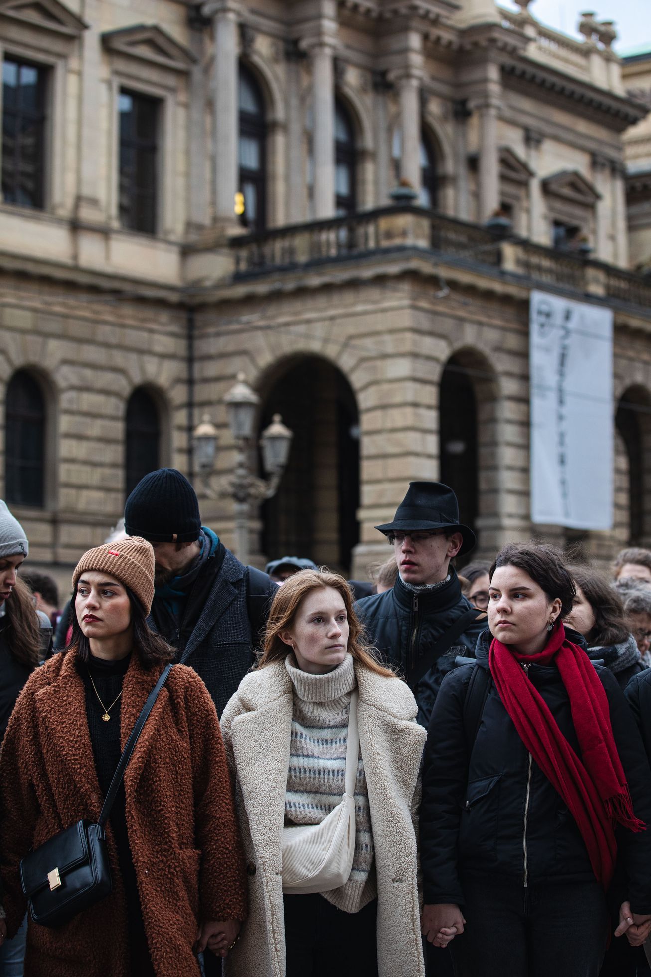 Střelba na Filozofické fakultě UK - pieta - obejmutí školy, zpěv, zármutek, studenti