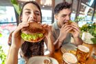 Maso je maso. Veganský burger možná skončí jako pomazánkové máslo nebo rum z brambor