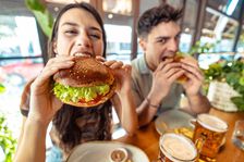 Maso je maso. Veganský burger možná skončí jako pomazánkové máslo nebo rum z brambor