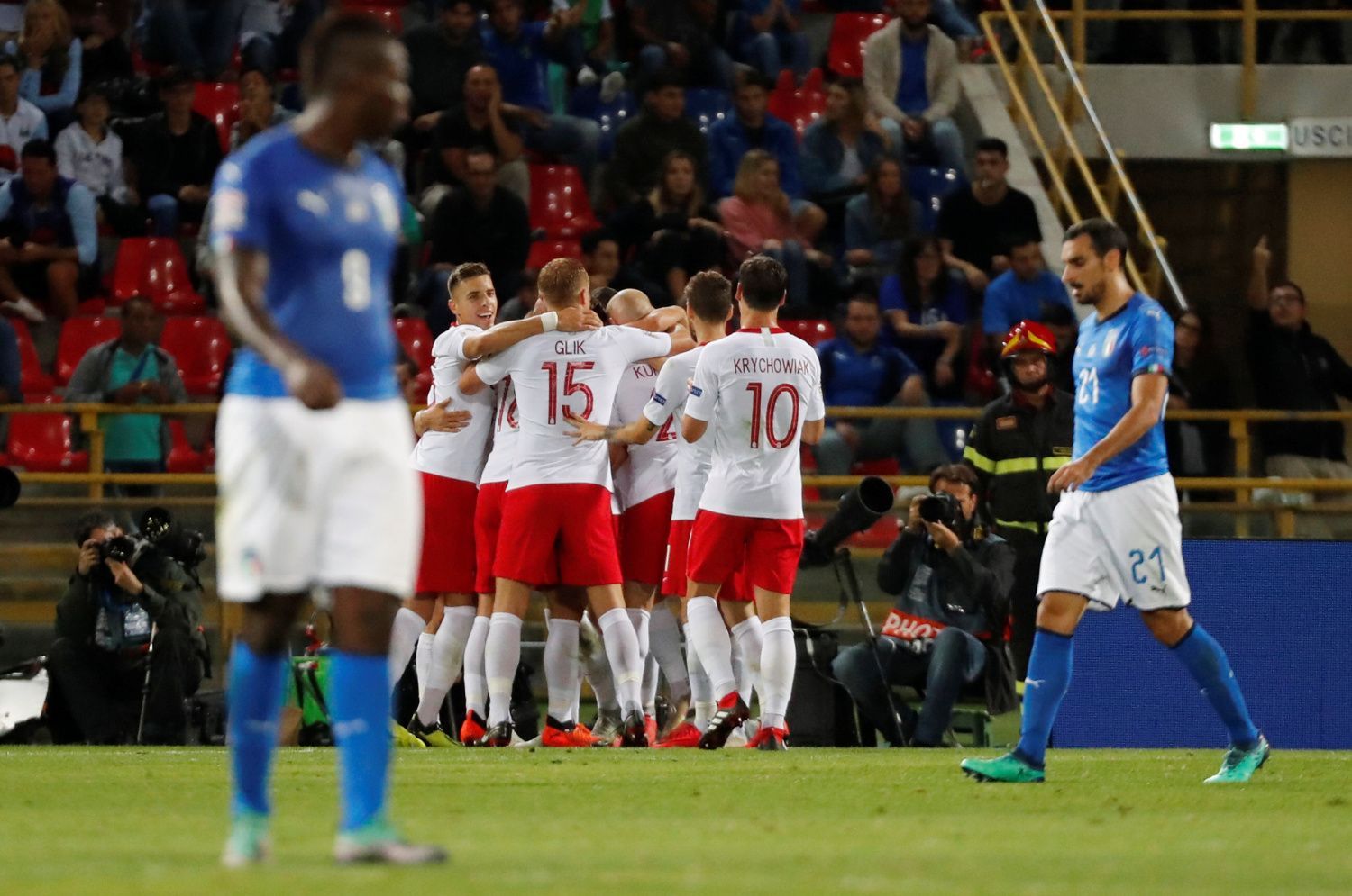 Poláci slaví gól v italské síti v zápase Ligy národů