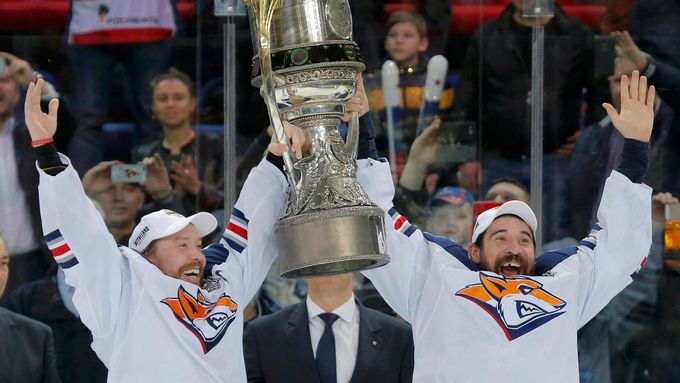 Hráči Magnitogorsku Sergej Mozjakin a Denis Zaripov s Gagarinovým pohárem.