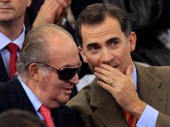 Španělský král Juan Carlos naslouchá princi Felipovi během finále Davis Cupu.