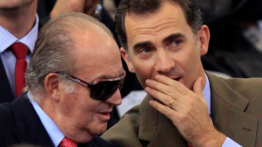 Španělský král Juan Carlos naslouchá princi Felipovi během finále Davis Cupu.