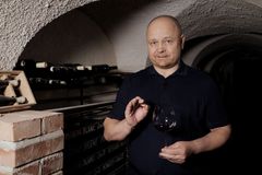 Hlavně nepijte z plastu. Základy vinné etikety aneb Jak se neztrapnit hned u vchodu