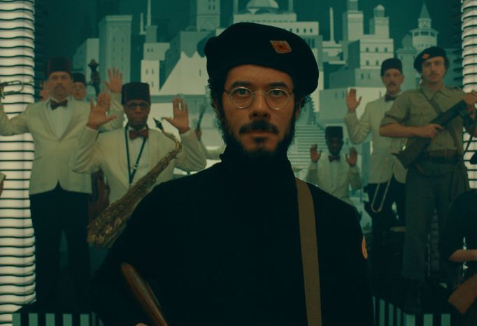 Richard Ayoade ve filmu Fénické spiknutí.