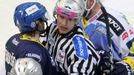 Hokejista Kladna Marek Černošek (vlevo) v souboji v utkání proti Kometě Brno během 15. kola Tipsport extraligy 2012/13.