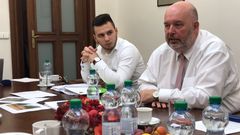 Ministr zemědělství Miroslav Toman se svým mluvčím Vojtěchem Bílým