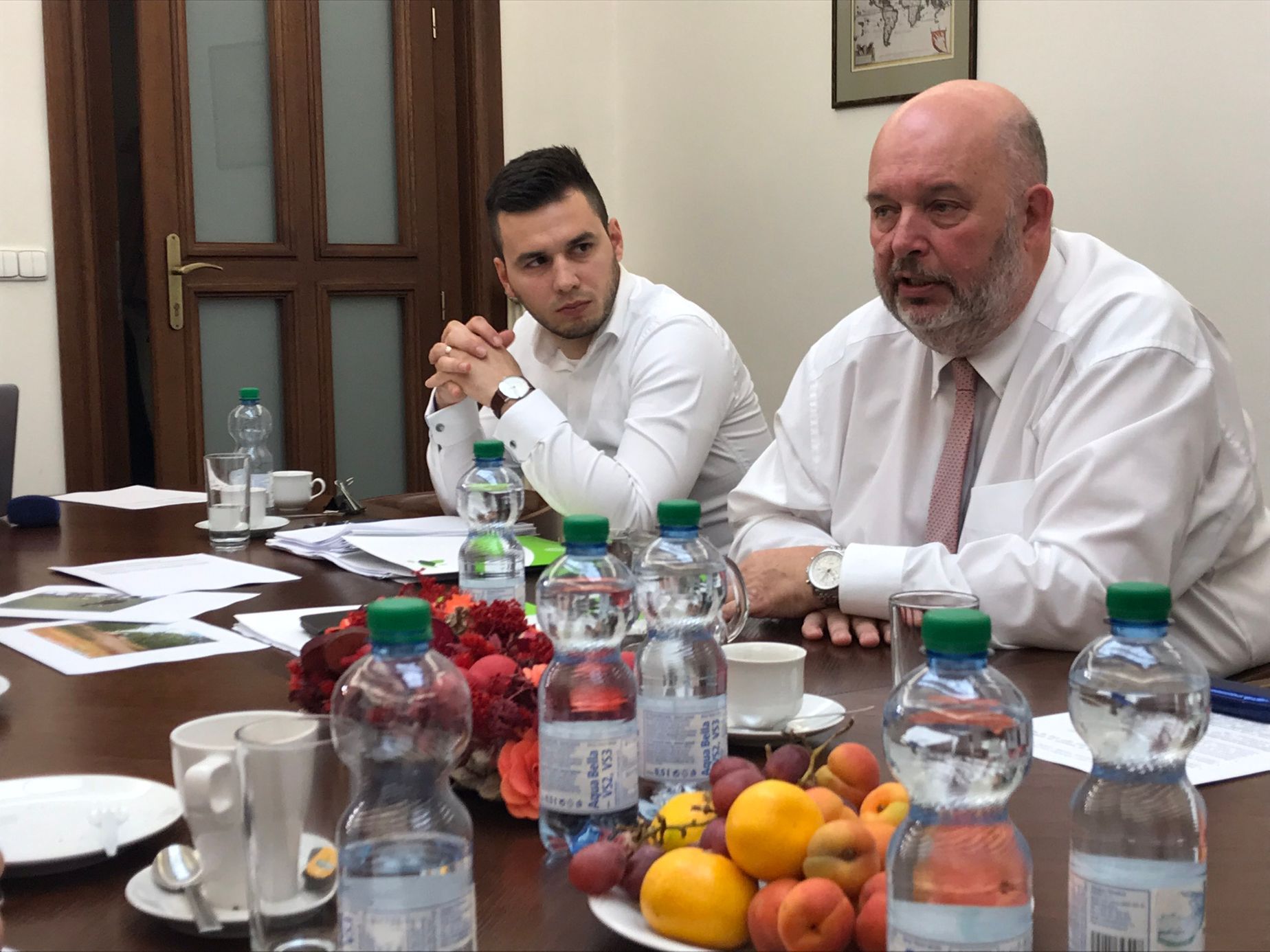 Ministr zemědělství Miroslav Toman se svým mluvčím Vojtěchem Bílým