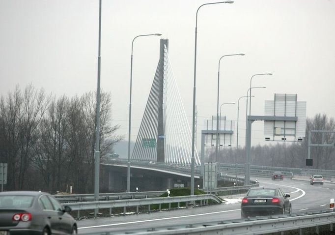 Most přes Odru v Bohumíně-Švibicích je zavěšený na ocelových lanech Je to nejkomplikovanější úsek stavby