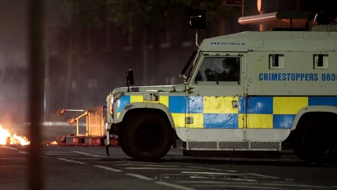 Útok mladíků na policejní vozidlo v severoirském Belfastu.