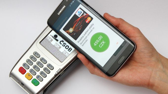 Ukázka platby s mobilem přes novou aplikaci.