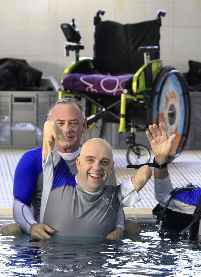 French athlete Philippe Croizon, whose arms and legs were amputated after an electric shock accident in March 1994, gestures in a 33 metre (36 yard) deep pool, the world's deepest pool built to train professional divers, at Nemo33 diving centre in Brussels January 10, 2013. Croizon, who swam with adapted prostheses that had fins attached, broke a world record and became the first disabled person to dive to 33 metres, according to the organisers. REUTERS/Yves Herman (BELGIUM - Tags: SOCIETY SPORT DIVING) Published: Led. 10, 2013, 4:35 odp.