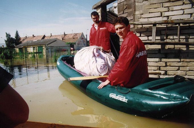 Pomoc Greenpeace při povodník v roce 1997.