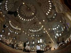 Muslimové se modlí ve známé Modré mešitě v Istanbulu.