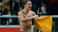 Zlatan dal čtyři nádherné góly. Zejména ten čtvrtý, po němž si dokonce sundal dres, patřil mezi nejhezčí branky fotbalové historie.