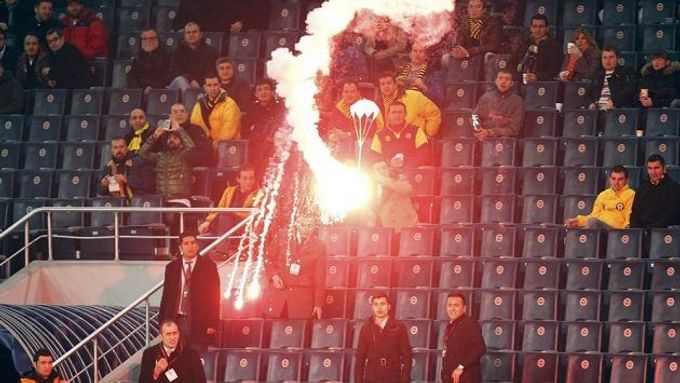 Fanoušci Fenerbahce jsou sice vynalézaví, světlicí, kterou hodili na stadion pomocí padáčku si však "uzavřeli" stadion i na domácí zápas s Plzní.