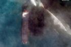 Satelitní snímky ukazují, jak se v tyrkysové vodě šíří černá ropná skvrna.