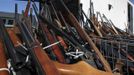 Unwanted guns are seen at the 'Gifts for Guns' gun buyback held by the Los Angeles County Sheriff Department in Compton, California, January 21, 2013. People can trade in their guns anonymously and with no questions asked in exchange for $200 gift cards for assault weapons, $100 gift cards for shotguns, handguns and rifles, and $50 for non-operational firearms. U.S. President Barack Obama is pushing to address controversial issues surrounding gun violence and regulation as he begins his second term in office. REUTERS/David McNew (UNITED STATES - Tags: POLITICS SOCIETY) Published: Led. 21, 2013, 10:55 odp.