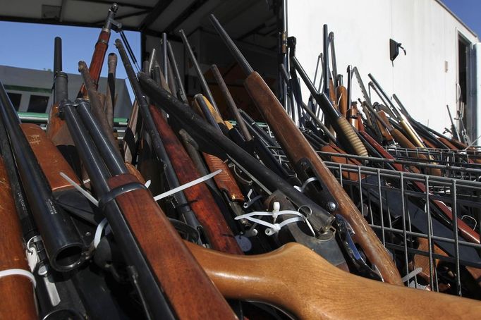 Unwanted guns are seen at the 'Gifts for Guns' gun buyback held by the Los Angeles County Sheriff Department in Compton, California, January 21, 2013. People can trade in their guns anonymously and with no questions asked in exchange for $200 gift cards for assault weapons, $100 gift cards for shotguns, handguns and rifles, and $50 for non-operational firearms. U.S. President Barack Obama is pushing to address controversial issues surrounding gun violence and regulation as he begins his second term in office. REUTERS/David McNew (UNITED STATES - Tags: POLITICS SOCIETY) Published: Led. 21, 2013, 10:55 odp.