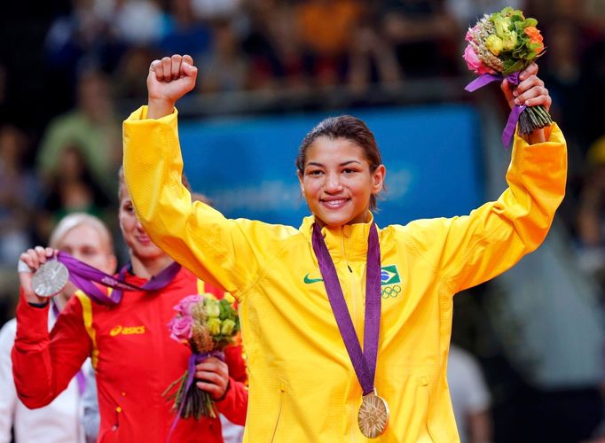 Zlatá olympijská judistka, Brazilka Sarah Menezesová po výhře v kategorii do 48 kg na OH 2012 v Londýně.