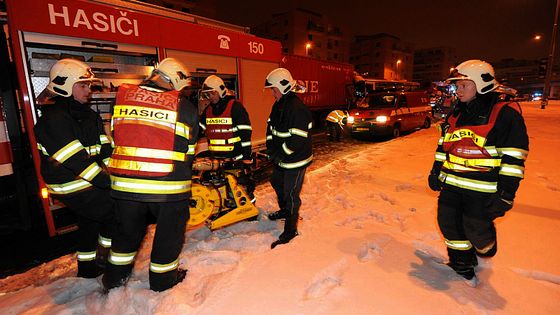 Autobus vrazil v Praze do kamionu. Zranilo se 5 lidí