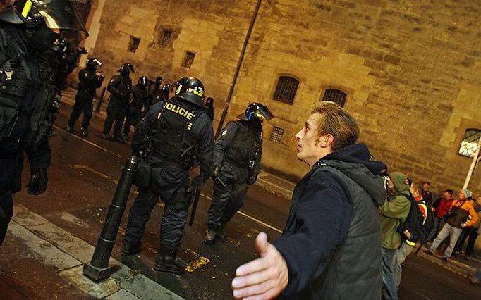 Dav ale policisty překvapil, když proběhnul do vedlejší ulice obchodním domem, který zřejmě nepoškodil. Ve Vodičkově ulici policie opět anarchisty předběhla.