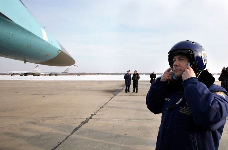 Dmitrij Medveděv jako pilot bombardéru