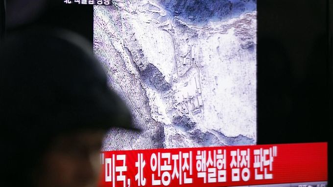 Muž sleduje zprávu o severokorejském výbuchu v jihokorejské televizi.