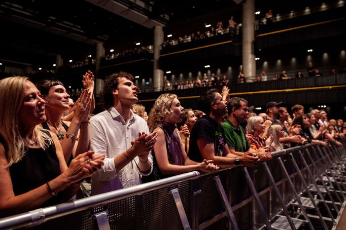 Publikum během koncertu Patti Smith  v pražském sále Fora Karlín.