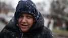 Rea Reilly waits in the snow for her daughter's school bus at the New Dorp section of the south shore of Staten Island, in New York City, as a potent Nor'easter, or Northeaster storm, descended on the area hit hard by Hurricane Sandy November 7, 2012. Many low lying shore areas were under evacuation orders as the storm packing high winds rain and snow approached the New York area just over a week after Hurricane Sandy. REUTERS/Mike Segar (UNITED STATES - Tags: ENVIRONMENT DISASTER) Published: Lis. 7, 2012, 9:09 odp.