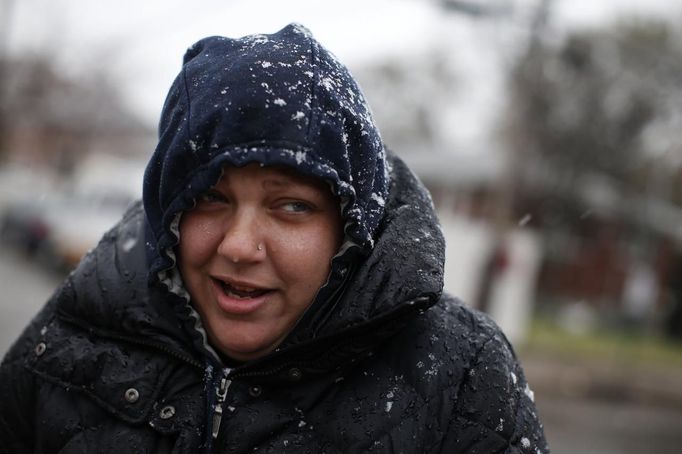 Rea Reilly waits in the snow for her daughter's school bus at the New Dorp section of the south shore of Staten Island, in New York City, as a potent Nor'easter, or Northeaster storm, descended on the area hit hard by Hurricane Sandy November 7, 2012. Many low lying shore areas were under evacuation orders as the storm packing high winds rain and snow approached the New York area just over a week after Hurricane Sandy. REUTERS/Mike Segar (UNITED STATES - Tags: ENVIRONMENT DISASTER) Published: Lis. 7, 2012, 9:09 odp.