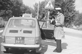 Maluch, tedy Polski Fiat 126p, nedávno oslavil padesátku. Na polských silnicích šlo ale o jedno z nejběžnějších aut, třebaže na něj majitelé čekali i několik let, protože většina výroby mířila za hranice lidové republiky. Tady se na jednoho šťastlivce zřejmě dostalo, zrovna ho však kontroluje policejní hlídka.