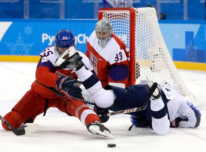 Vojtěch Mozík, Pavel Francouz a Ryan Donato ve čtvrtfinále Česko - USA na ZOH 2018