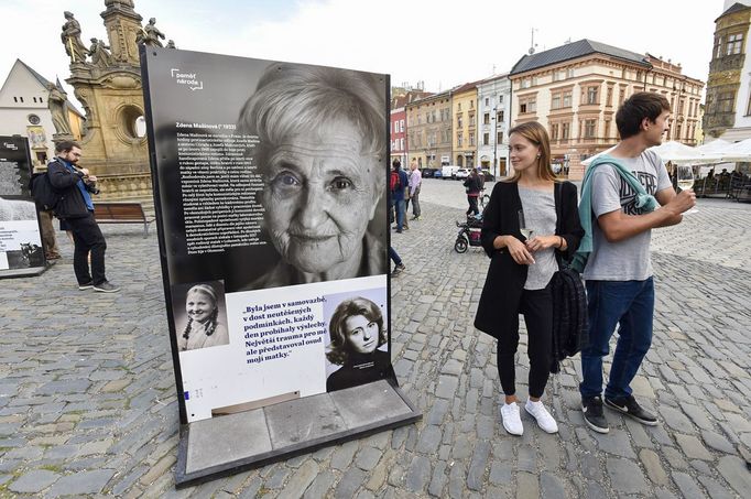 Fotografie Zdeny Mašínová mladší na výstavním panelu Paměti národa, která v Olomouci v roce 2018 která přibližovala osudy 15 příběhů pamětníků komunistické totality.