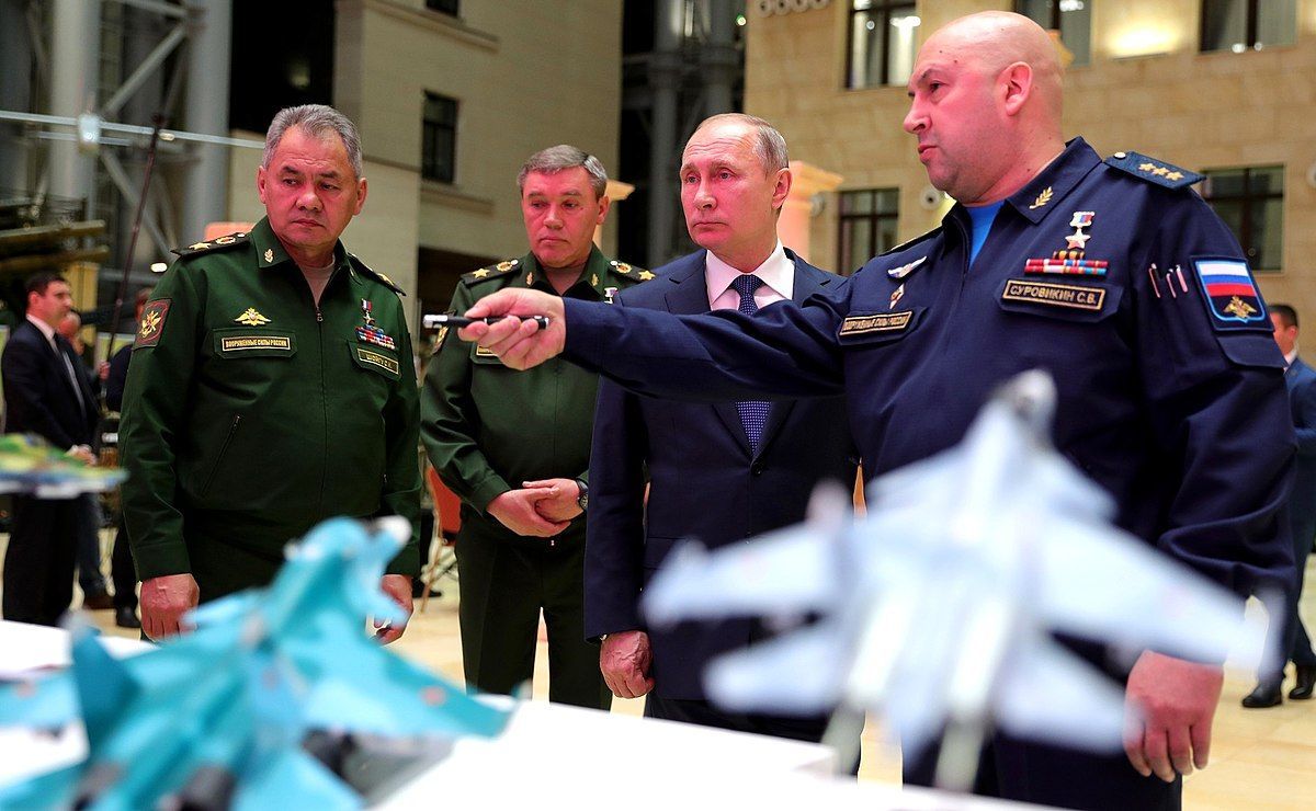 Ruský prezident Vladimir Putin a generálplukovník Sergej Surovikin