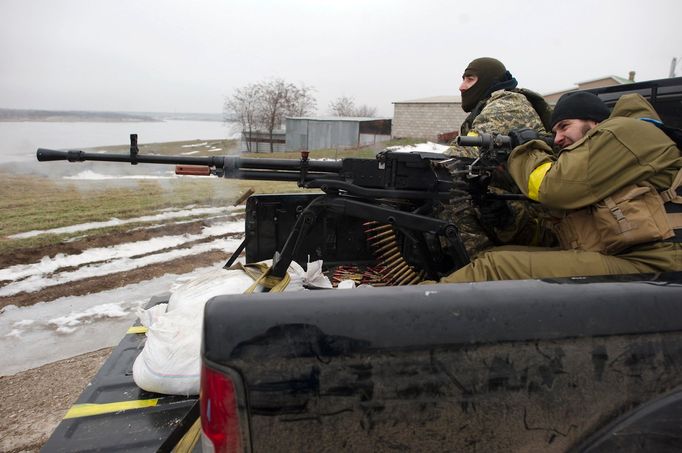 Ukrajinští vojáci poblíž přístavu Mariupol na břehu Azovského moře.