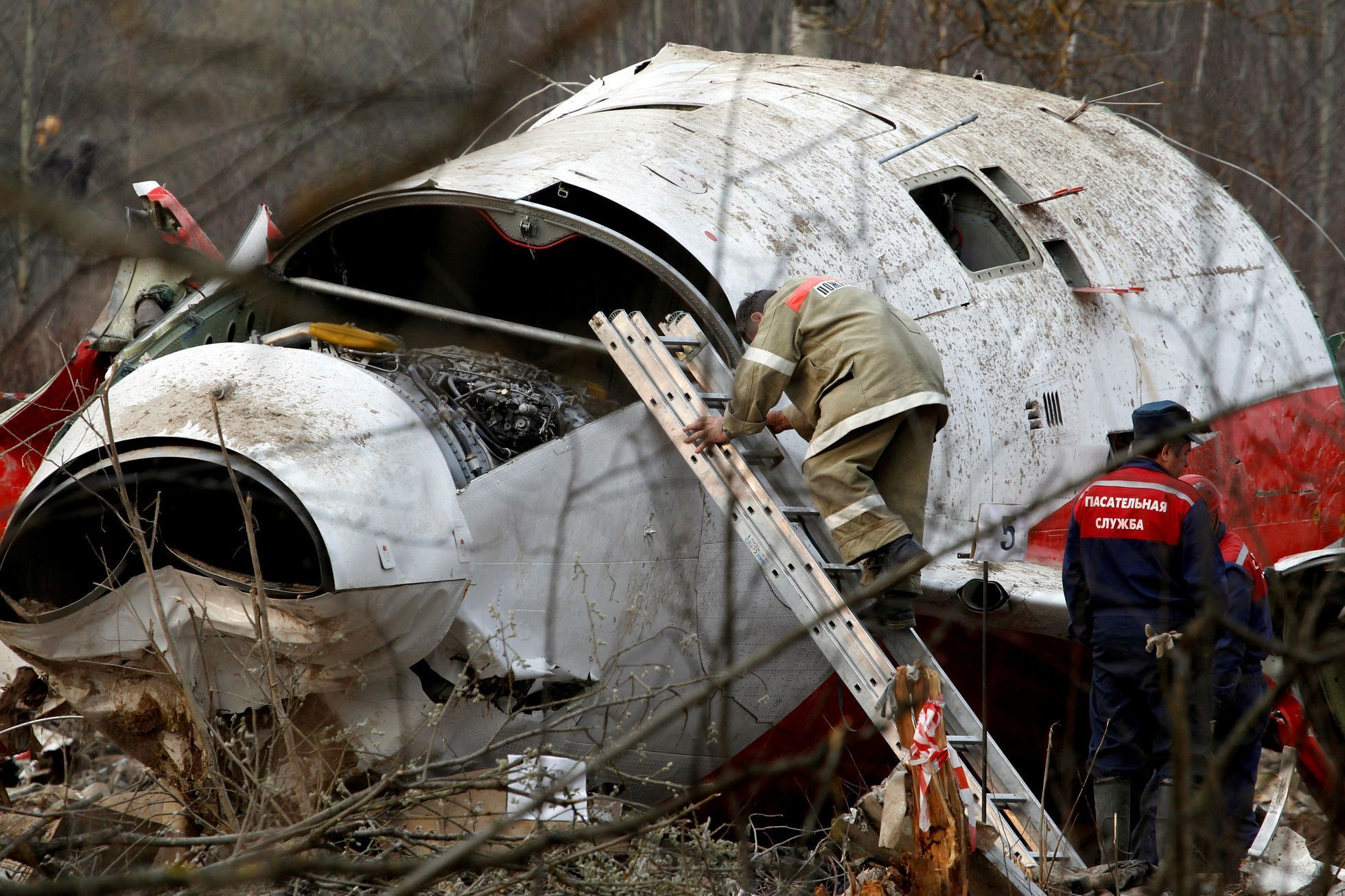 Odborníci sbírají a zkoumají trosky na místě havárie letadla Tupolev Tu-154 ve Smolensku, 13. dubna 2010.