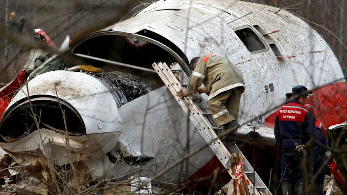Odborníci sbírají a zkoumají trosky na místě havárie letadla Tupolev Tu-154 ve Smolensku, 13. dubna 2010.
