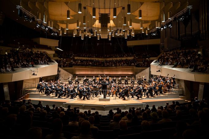 Snímek ze sobotního koncertu Berlínských filharmoniků pod taktovkou Jakuba Hrůši.