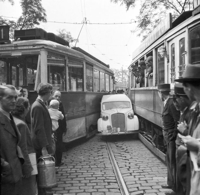 Automobil zaseklý mezi tramvajemi na pražských kolejích po dopravní nehodě, 13. září 1946.