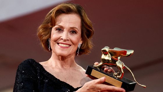 Herečka Sigourney Weaver převzala Zlatého lva za celoživotní přínos.