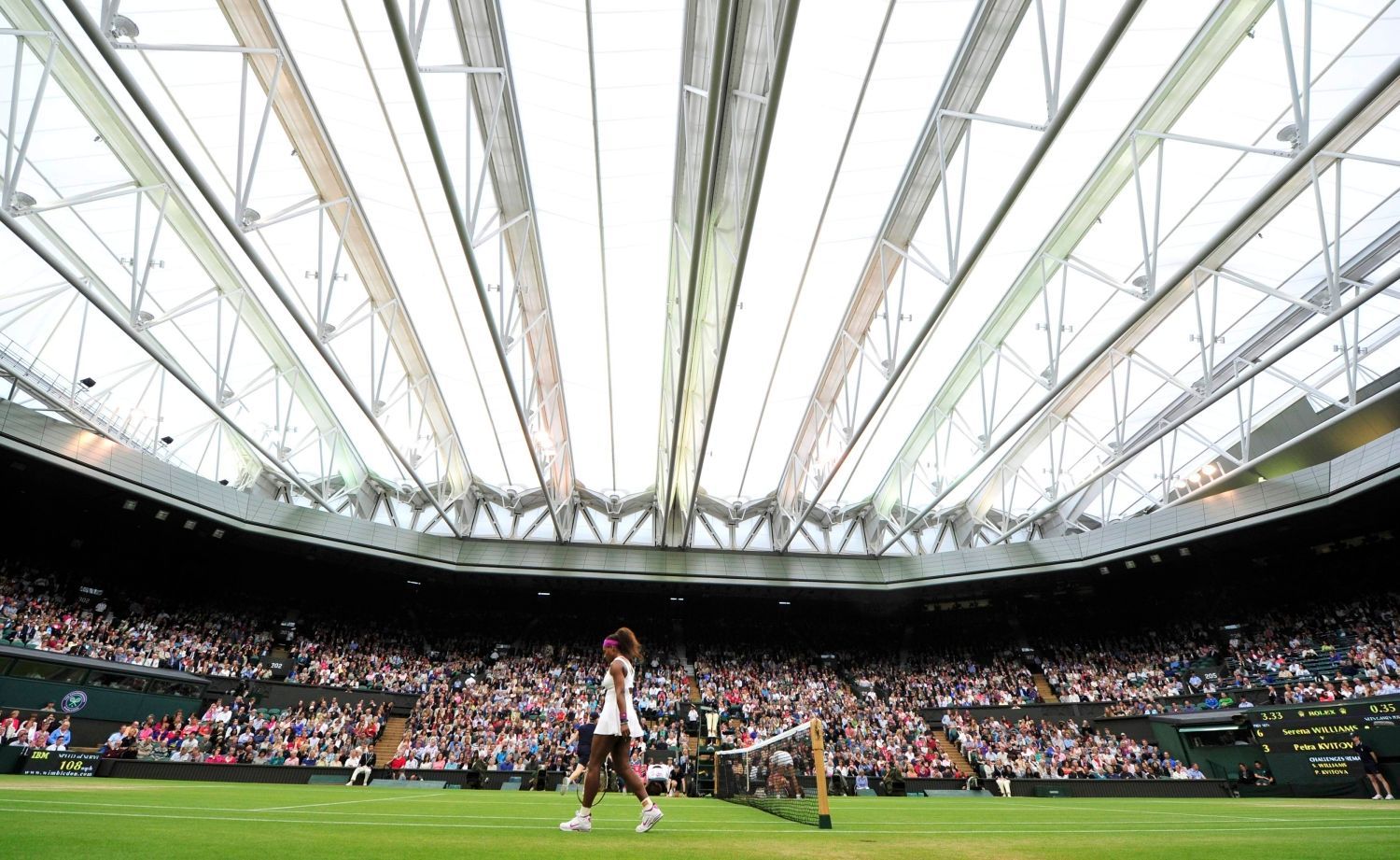 Americká tenistka Serena Williamsová kráčí během utkání s Češkou Petrou Kvitovou ve čtvrtfinále Wimbledonu 2012