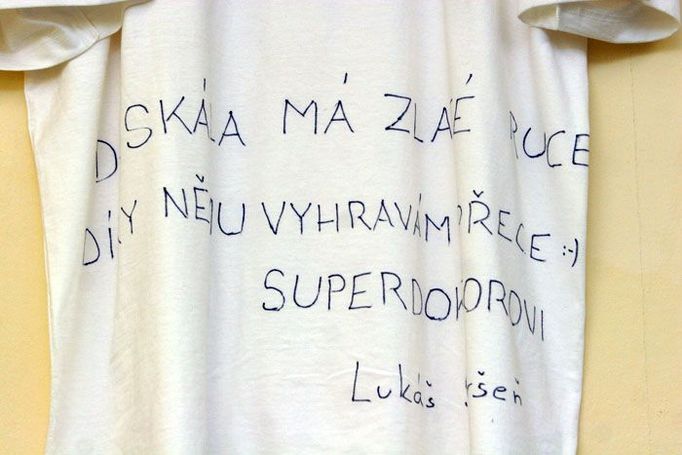 Dres s chvalozpěvem od hokejisky Lukáše Sršně