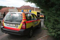 Řidič smetl na přechodu v Praze matku a dvě děti