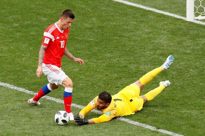 Fjodor Smolov a Abdalláh Majúf v zápase Rusko -  Saúdská Arábie na MS 2018.