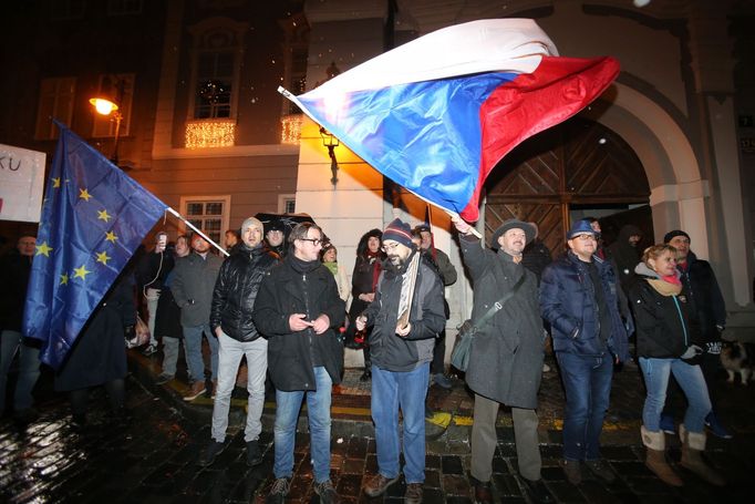 Před Poslaneckou sněmovnou se demonstrovalo proti zvolení Zdeňka Ondráčka do čela komise pro kontrolu GIBS.