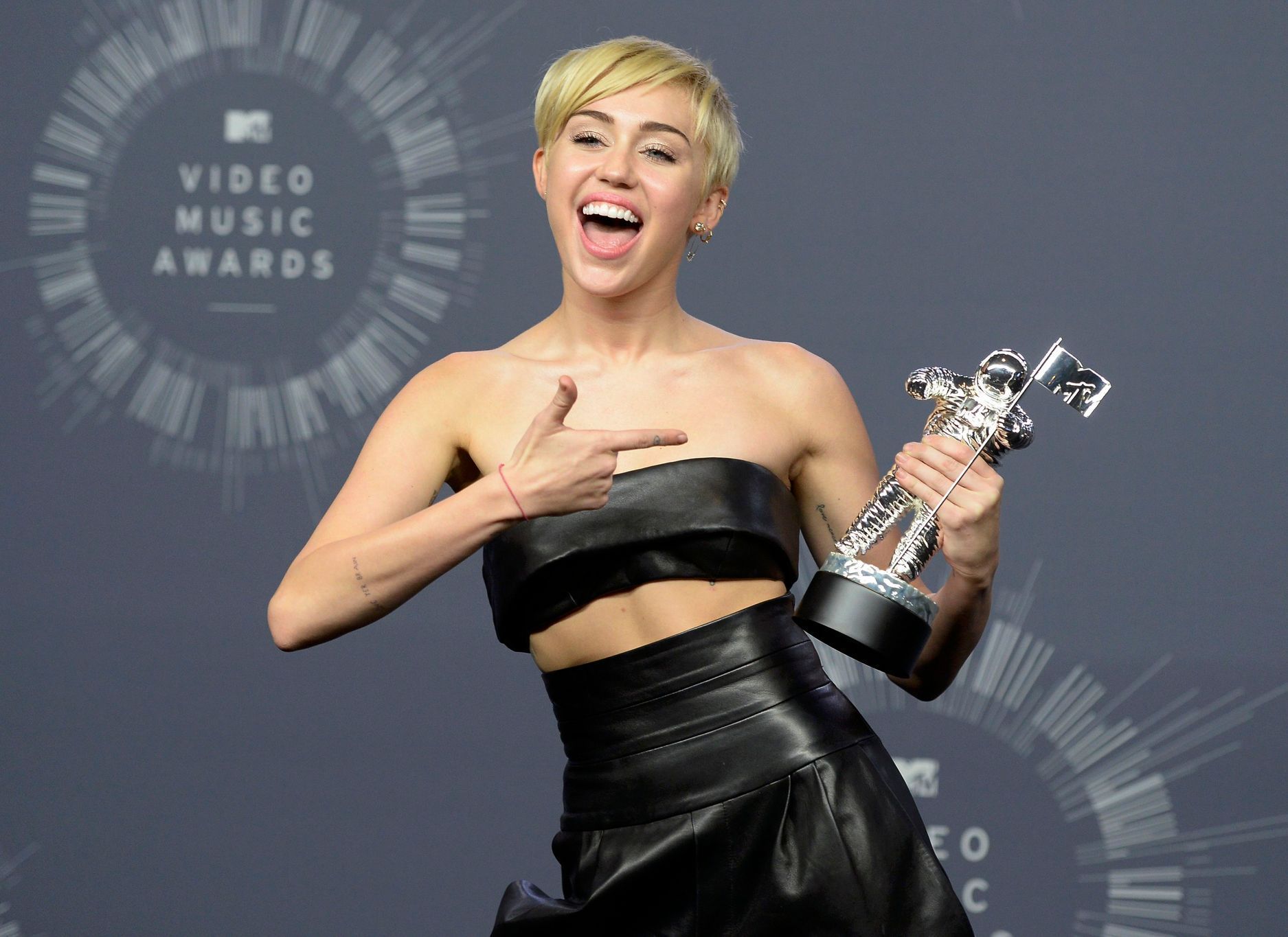 Singer Miley Cyrus poses backstage after winning Video of the Year for &quot;Wrecking Ball&quot; during the 2014 MTV Video Music Awards in Inglewood