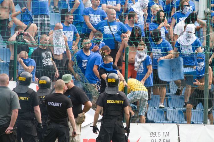 Výstižnosti fanoušků Baníku Ostrava ve Zlíně.