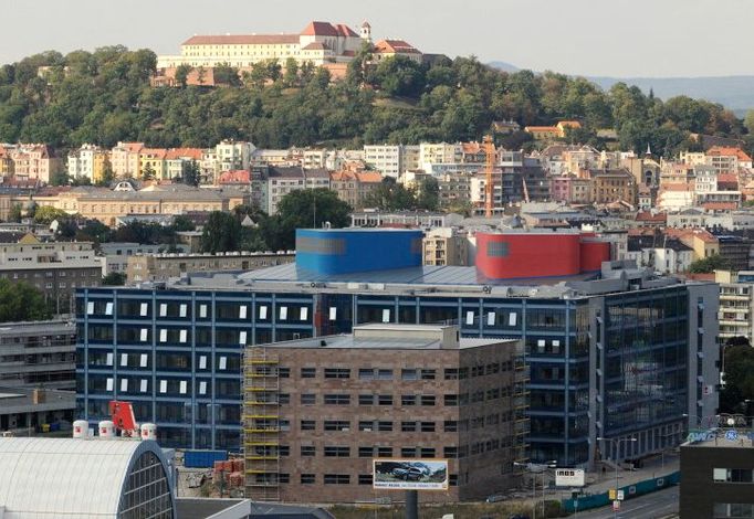 Při pohledu ze střechy brněnského M paláce je dobrý výhled na hrad Špilberk. Dokončovaný justiční palác panorama ozvláštňuje, zejména červenými a modrými prvky na své střeše. Z centra Brna je to sem asi deset minut tramvají