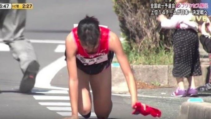 atletika, maraton, japonská běžkyně se zlomenou nohou dokončila závod po kolenou